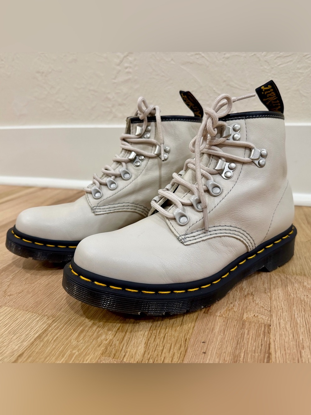Dr Martens 101 Hardware Virginia Leather Bone Boots Women’s 7